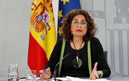 Las dificultades de María Jesús Montero para explicar por qué no actualizan la cifra de muertos