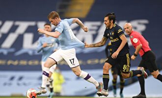 Ceballos persigue a De Bruyne en el Manchester City-Arsenal. | EFE