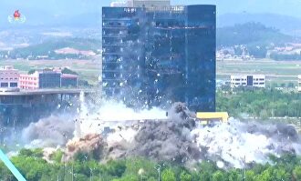 Imágenes del derribo de la oficina de enlace intercoreana en Corea del Norte