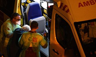 Sanitarios atendiendo ayudando a un enfermo de Covid-19 | Cordon Press