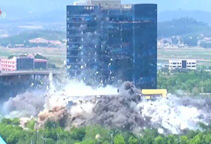 Imágenes del derribo de la oficina de enlace intercoreana en Corea del Norte