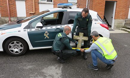 Cruz de piedra recuperada tras ser sustraída que podría datar del año 1.400 en Moraña (Pontevedra) | Guardia Civil
