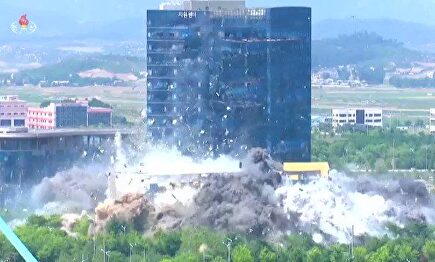 Imágenes del derribo de la oficina de enlace intercoreana en Corea del Norte