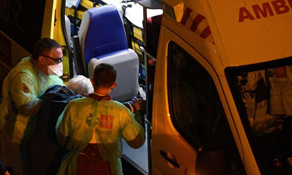 Sanitarios atendiendo ayudando a un enfermo de covid-19 | Cordon Press