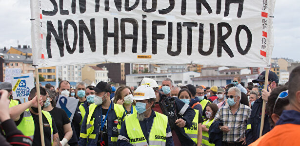 Trabajadores de Alcoa caminan por la calle con una pancarta | Carlos Castro / Europa Press
