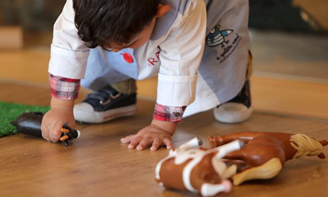 Un niño juega en una escuela infantil | Xunta de Galicia
