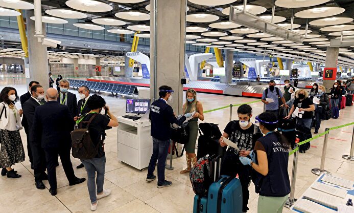 Ábalos en Barajas supervisando las medidas | EFE