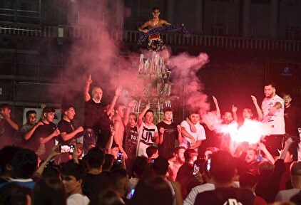 ¡Sin miedo al coronavirus!: la celebración en Nápoles que escandaliza al mundo