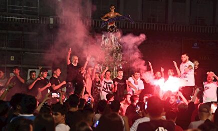 ¡Sin miedo al coronavirus!: la celebración en Nápoles que escandaliza al mundo