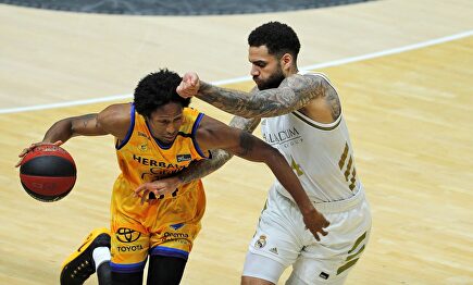 Jeffery Taylor, en acción ante el Gran Canaria. | EFE