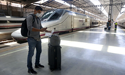 Pasajero con mascarilla | Europa Press