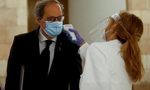 Una sanitaria toma la temperatura a Quim Torra en el 'Parlament' | EFE