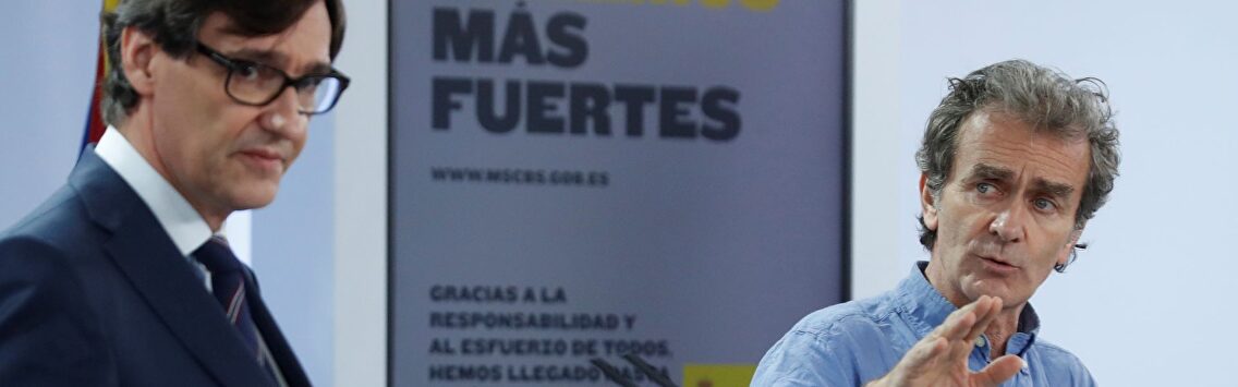 El ministro de Sanidad, Salvador Illa, y el director del Centro de Coordinación de Alertas y Emergencias Sanitarias, Fernando Simón. | EFE