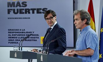 El ministro de Sanidad, Salvador Illa, y el director del Centro de Coordinación de Alertas Sanitarias, Fernando Simón. | EFE