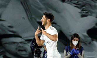 Marco Asensio celebra su gol al Valencia en el Alfredo di Stéfano. | EFE
