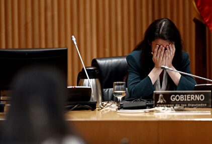 Irene Montero mientras interviene Olona. | EFE