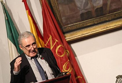 El arabista Rafael Valencia en el alcázar de Sevilla | Archivo