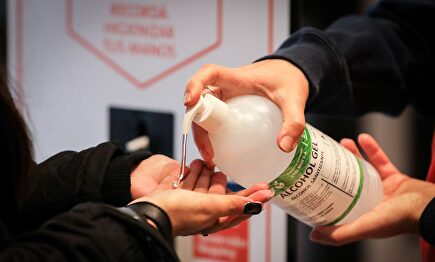 Retiran el gel hidroalcohólico de la cárcel de Brians. | EFE