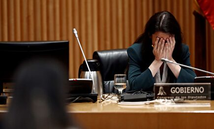 Irene Montero mientras interviene Olona. | EFE