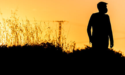 Un hombre de paseo con mascarilla | David Alonso Rincón