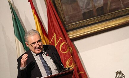 El arabista Rafael Valencia en el alcázar de Sevilla | Archivo