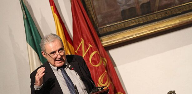 El arabista Rafael Valencia en el alcázar de Sevilla | Archivo