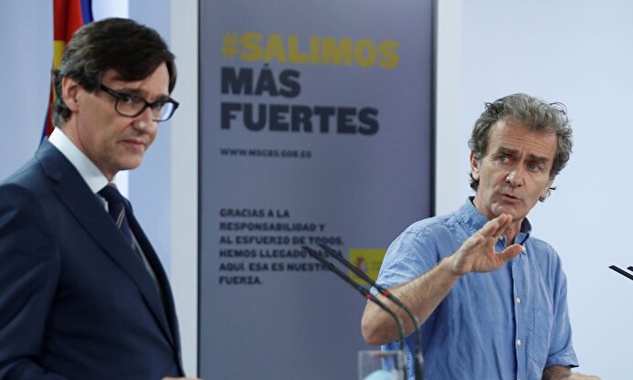 El ministro de Sanidad, Salvador Illa, y el director del Centro de Coordinación de Alertas y Emergencias Sanitarias, Fernando Simón. | EFE