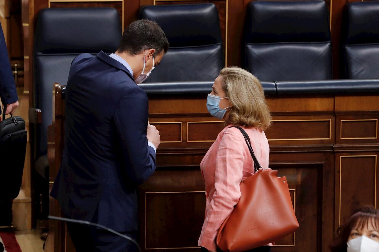 Pedro Sánchez y Nadia Calviño, este miércoles, en el Congreso, antes de la última sesión de control al Ejecutivo. | EFE