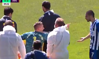 Sufre una dolorosa lesión y se marcha en camilla señalando al "culpable"