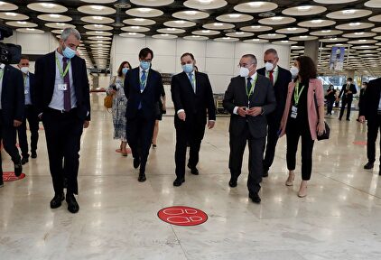 El ministro de Transportes, José Luis Ábalos, y el ministro de Sanidad, Salvador Illa, visitan el Aeropuerto de Barajas. | EFE