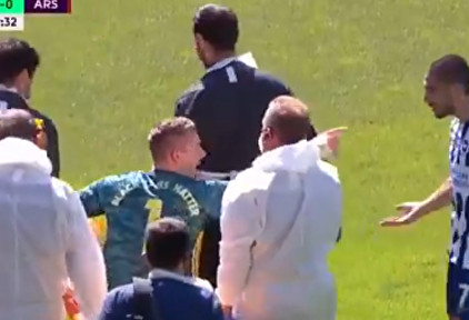 Sufre una dolorosa lesión y se marcha en camilla señalando al "culpable"