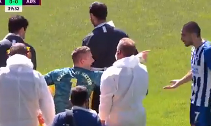 Sufre una dolorosa lesión y se marcha en camilla señalando al "culpable"