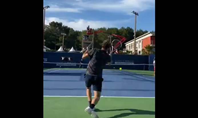 Así suena el brazo de acero de la derecha más demoledora del tenis mundial 