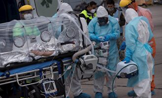 Traslado de un paciente grave en Chile. | EFE