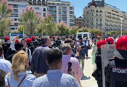 Grupos de antifascistas increpan y se enfrentan a dirigentes de Vox durante su paseo por San Sebastián