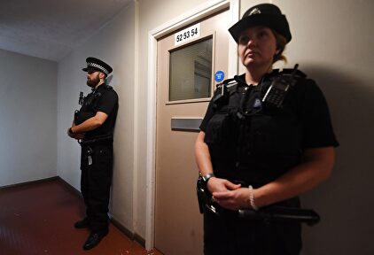 La policía hace guardia en el piso del detenido. | EFE