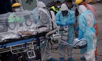 Traslado de un paciente grave en Chile. | EFE