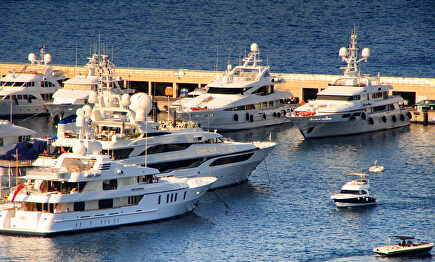 El menor gasto de los ricos golpea al resto de la población | Alamy