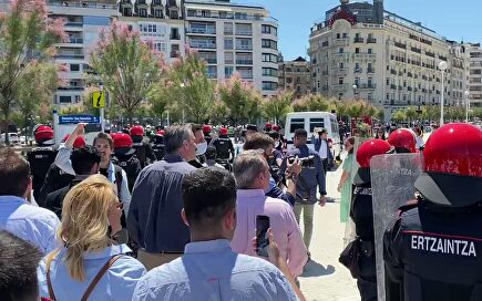 Grupos de antifascistas increpan y se enfrentan a dirigentes de Vox durante su paseo por San Sebastián