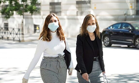 La exasesora de Pablo Iglesias, Dina Bousselham y la abogada Marta Flor. | EFE