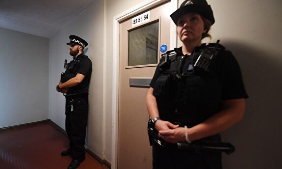 La policía hace guardia en el piso del detenido. | EFE