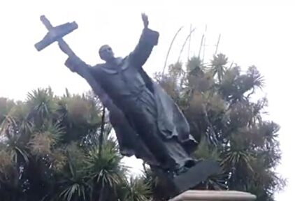 Momento en el que derriban la estatua de fray Junípero en San Francisco | Youtube