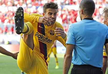 Piqué con el colegiado del Osasuna-Barcelona de este mismo año. | EFE