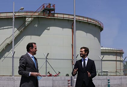 Pablo Casado y Carlos Iturgaiz este lunes en Muskiz (Vizcaya). | EFE