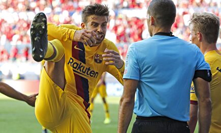 Piqué con el colegiado del Osasuna-Barcelona de este mismo año. | EFE