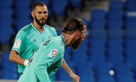 Sergio Ramos celebra junto a Benzema su gol de penalti a la Real Sociedad. | EFE