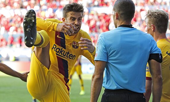 Piqué con el colegiado del Osasuna-Barcelona de este mismo año. | EFE