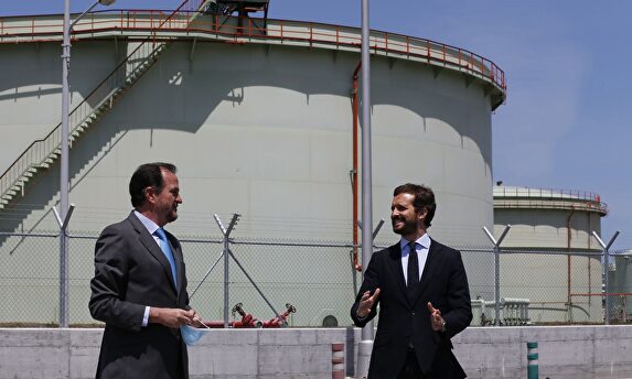 Pablo Casado y Carlos Iturgaiz este lunes en Muskiz (Vizcaya). | EFE