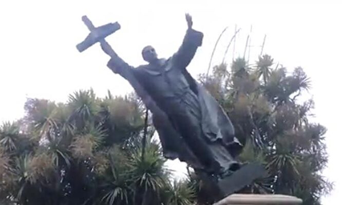 Momento en el que derriban la estatua de fray Junípero en San Francisco | Youtube
