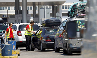 Vehiculos haciendo cola en el control de pasaportes y embarque en el Puerto de Algeciras en una OPE anterior | EFE